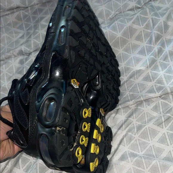 Sleek Black Sports Sneakers - Picture 4 of 6